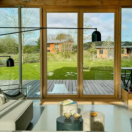 Modern Glass And Brick Retreat At Kronsee בית נופש