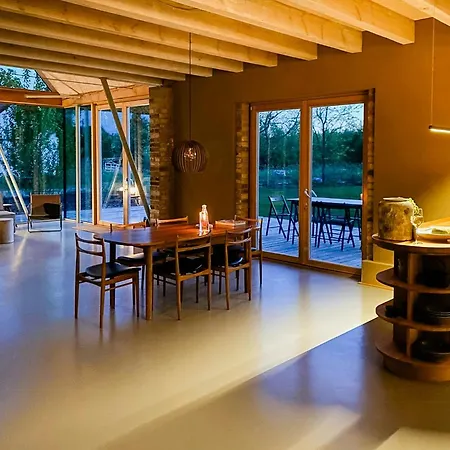 בית נופש Modern Glass And Brick Retreat At Kronsee *